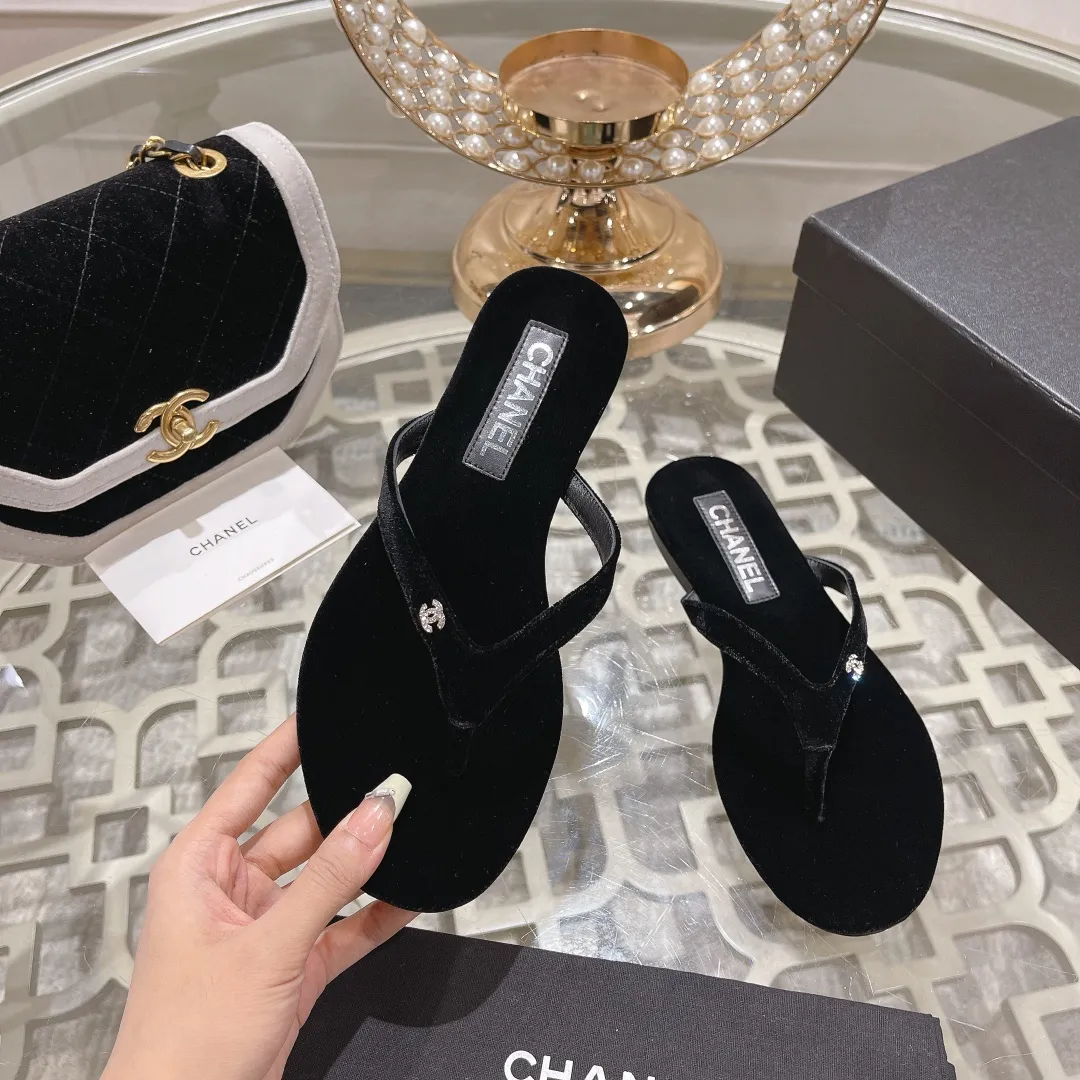 👟👟Ex-factory price 400👟👟 Chanel Xiaoxiang black herringbone flip-flops, simple, high-end and elegant ~ full of fragrance ~ very light on the foot ~ soft and comfortable, not stiff ~ no foot grinding ~ great foot feel ~ daily travel in summer ~ home vacation ~ easy to hod in various occasions ~ of course it must be beautiful in summer... ⇢✈ Upper: original 1:1 exclusive customized space cloth/sheepskin ⇢✈Outsole: original 1:1 exclusive molded genuine leather sole imported from Italy ⇢✈𝐒𝐈𝐙𝐄: 35-41 ⚠️Difference in market currency ~ high-end quality is definitely different‼ ️